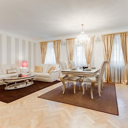 Charles Bridge Royal Apartments - Castle District Praag Buitenkant foto