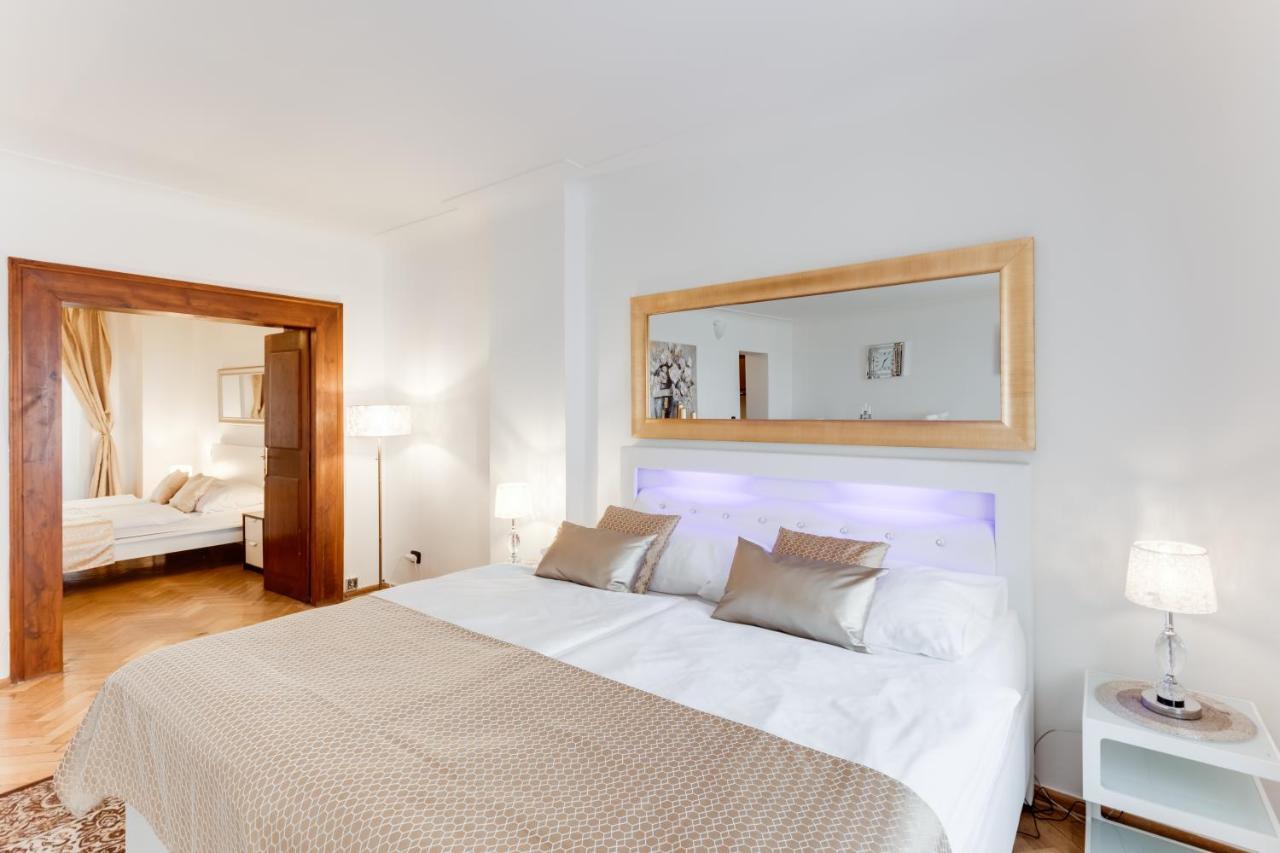 Charles Bridge Royal Apartments - Castle District Praag Buitenkant foto