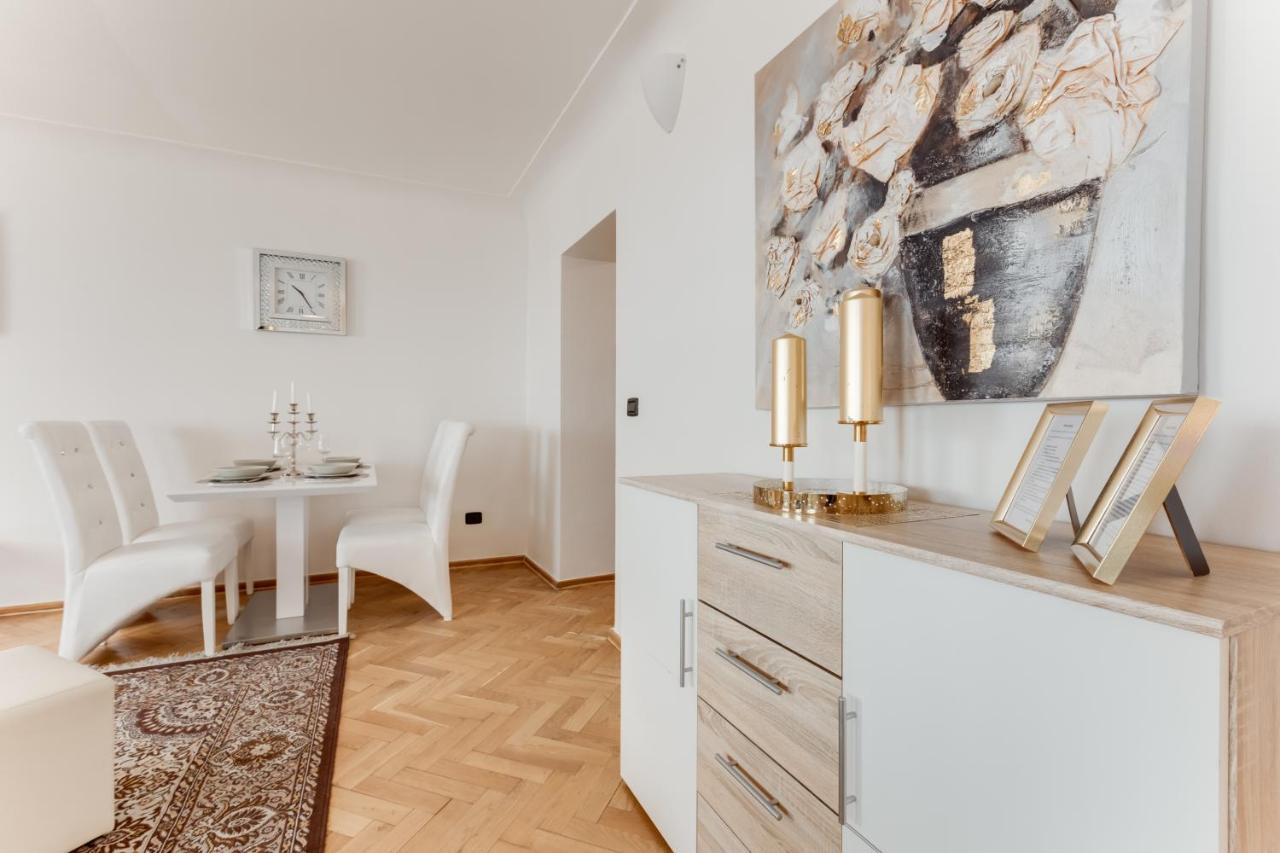 Charles Bridge Royal Apartments - Castle District Praag Buitenkant foto