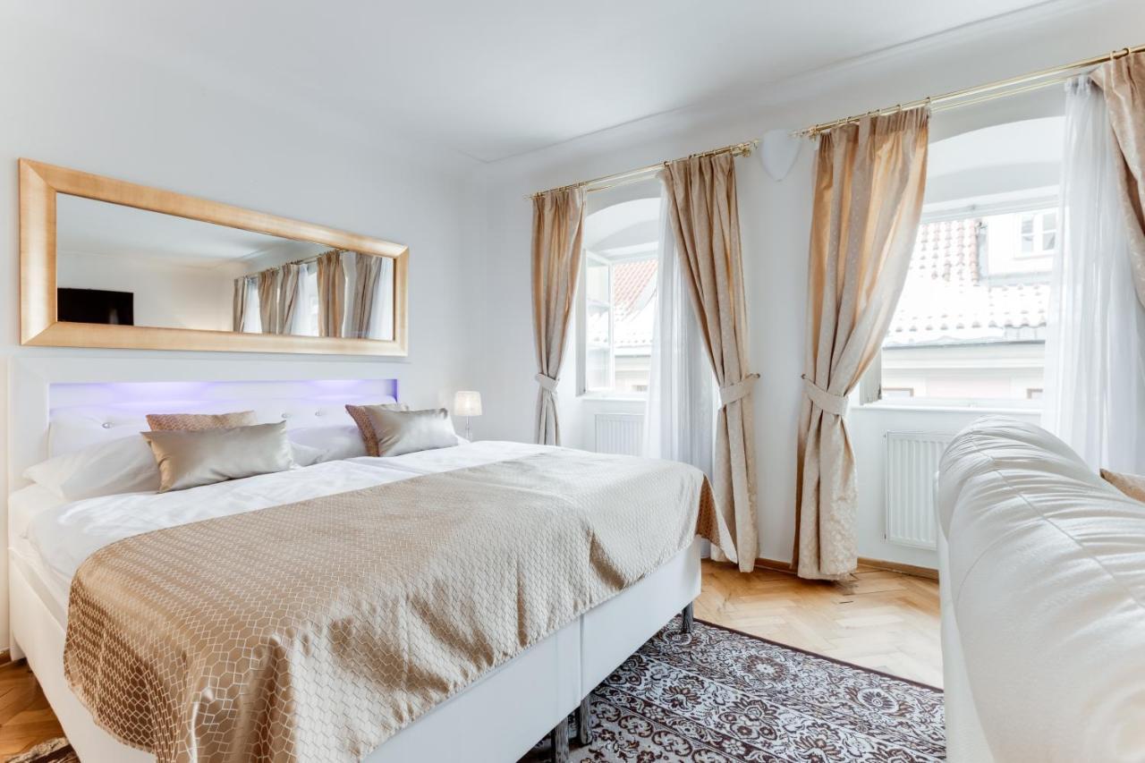 Charles Bridge Royal Apartments - Castle District Praag Buitenkant foto