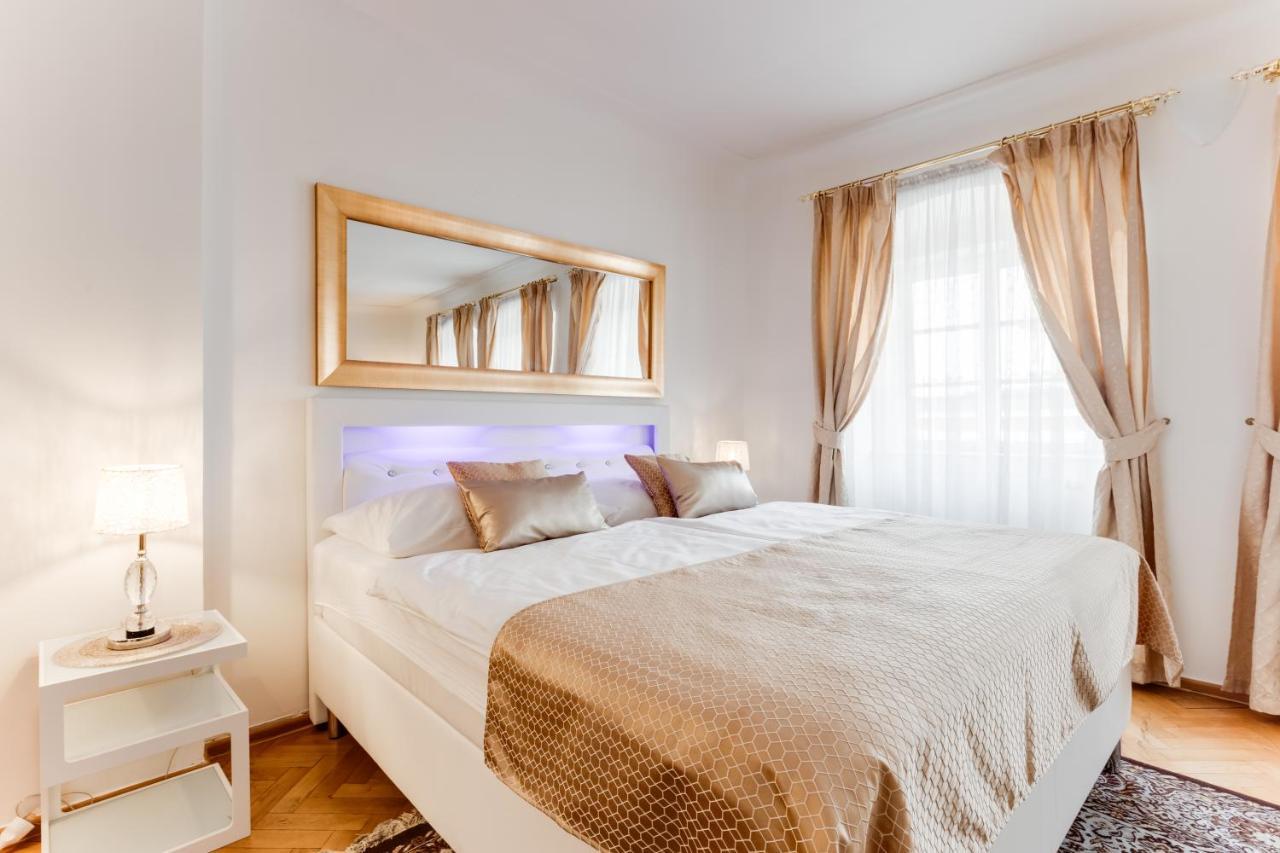 Charles Bridge Royal Apartments - Castle District Praag Buitenkant foto