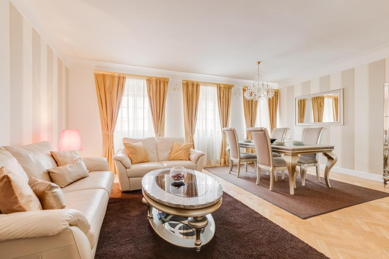 Charles Bridge Royal Apartments - Castle District Praag Buitenkant foto