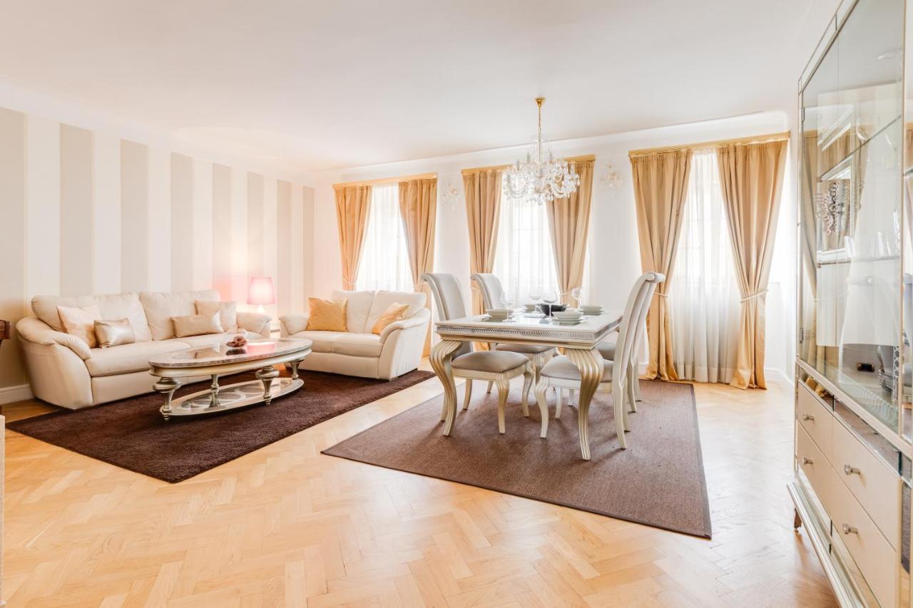 Charles Bridge Royal Apartments - Castle District Praag Buitenkant foto