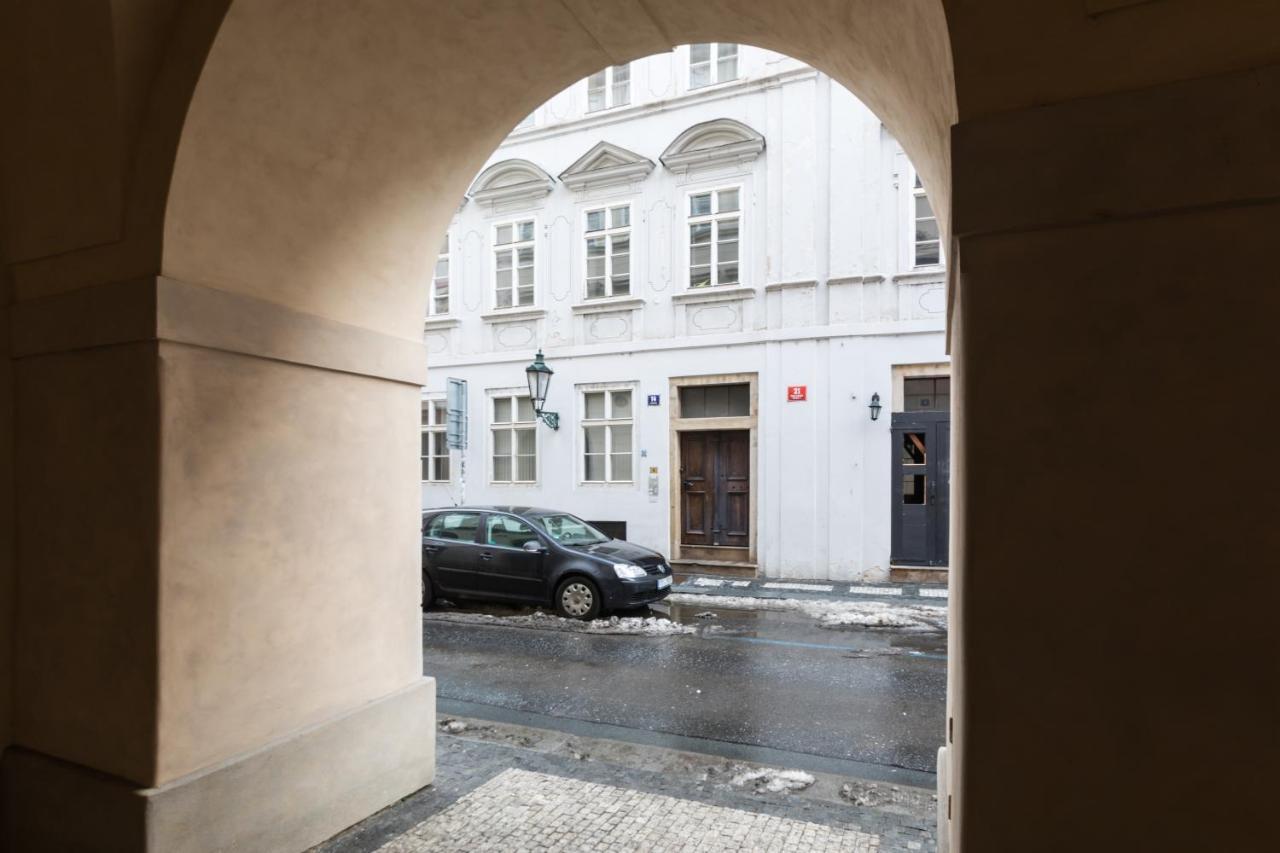 Charles Bridge Royal Apartments - Castle District Praag Buitenkant foto