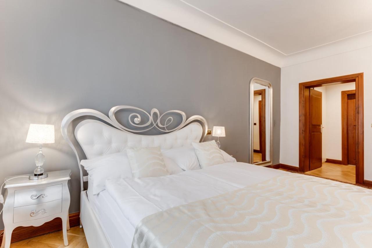 Charles Bridge Royal Apartments - Castle District Praag Buitenkant foto