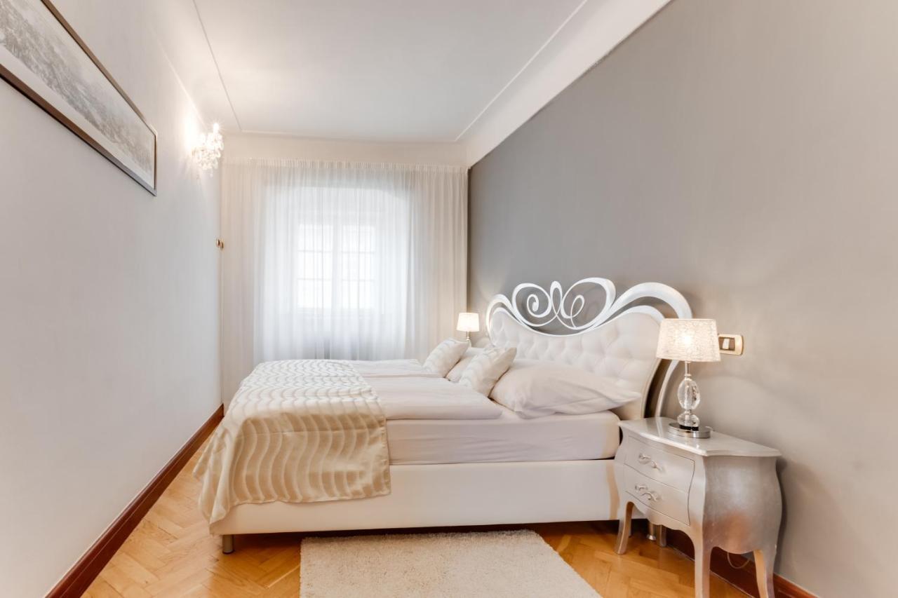 Charles Bridge Royal Apartments - Castle District Praag Buitenkant foto