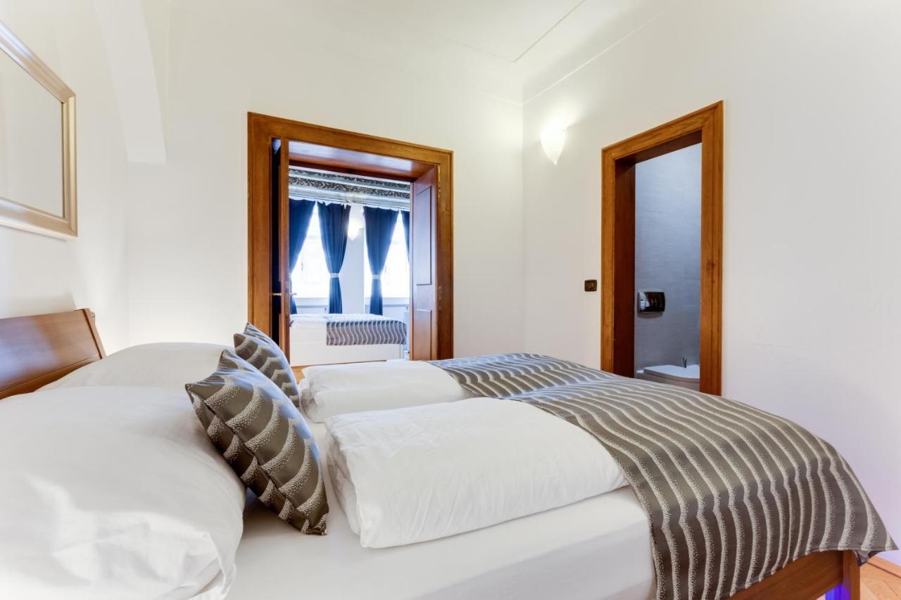 Charles Bridge Royal Apartments - Castle District Praag Buitenkant foto