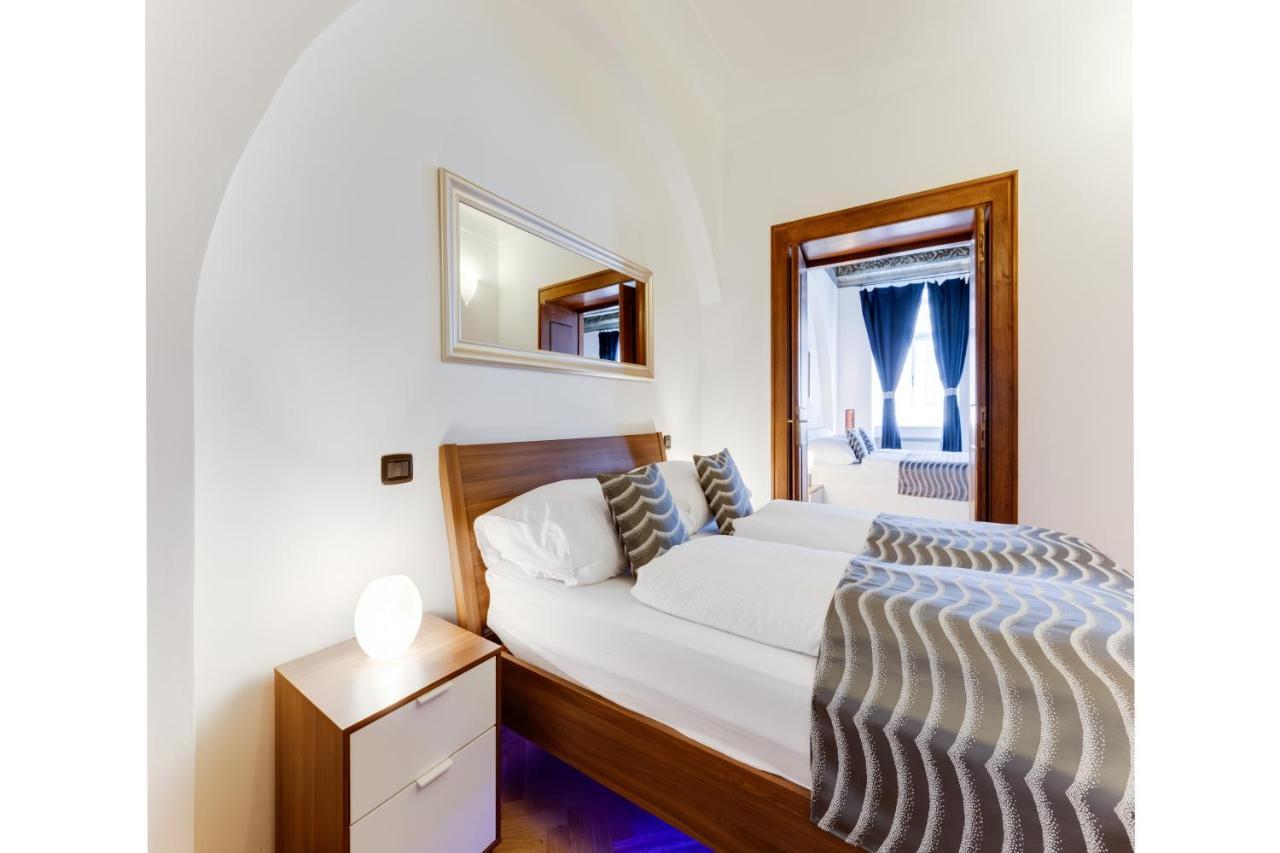 Charles Bridge Royal Apartments - Castle District Praag Buitenkant foto