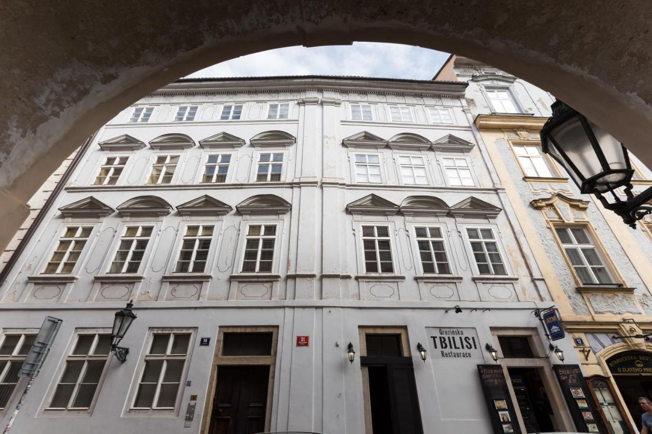 Charles Bridge Royal Apartments - Castle District Praag Buitenkant foto