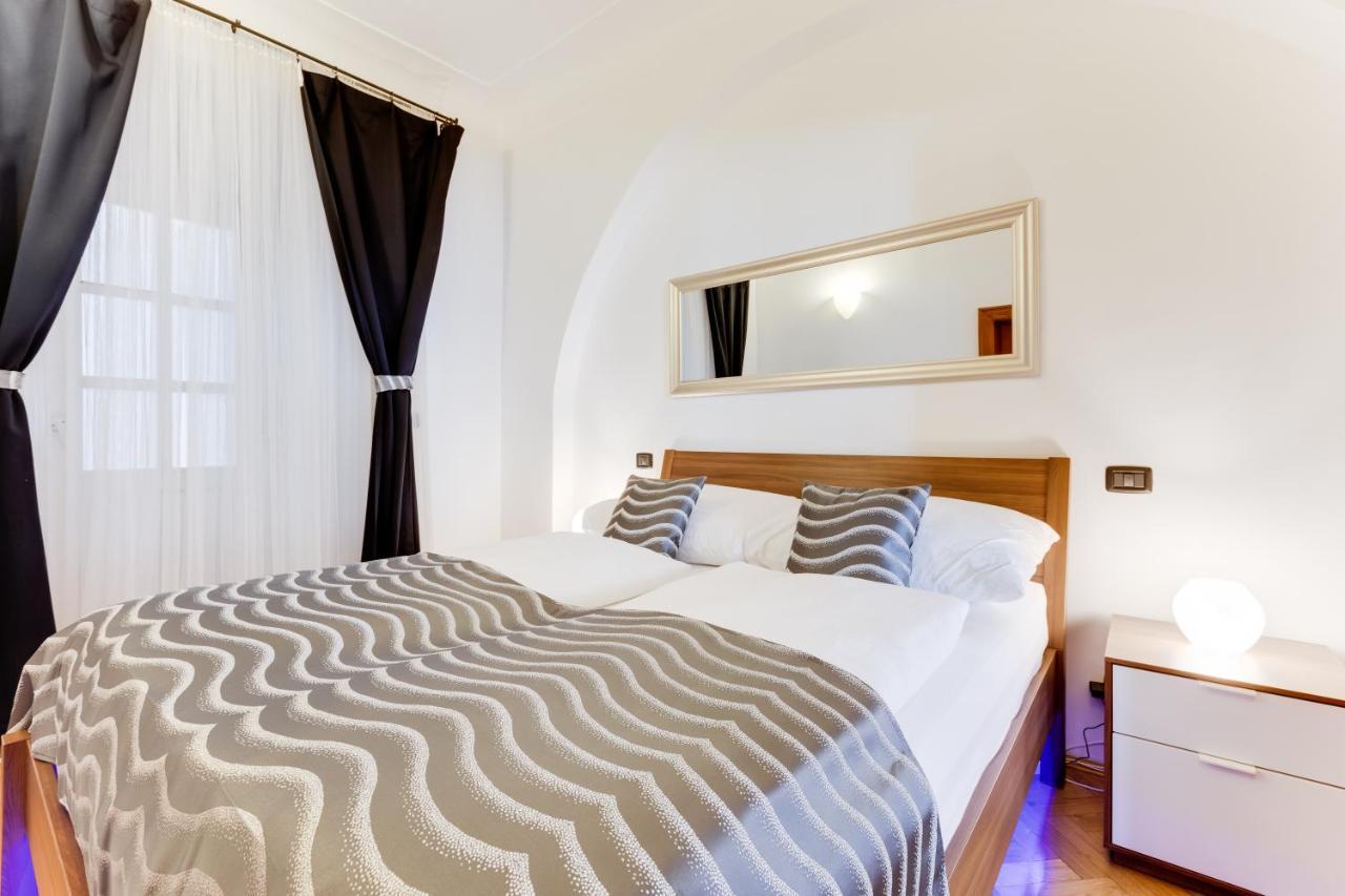 Charles Bridge Royal Apartments - Castle District Praag Buitenkant foto