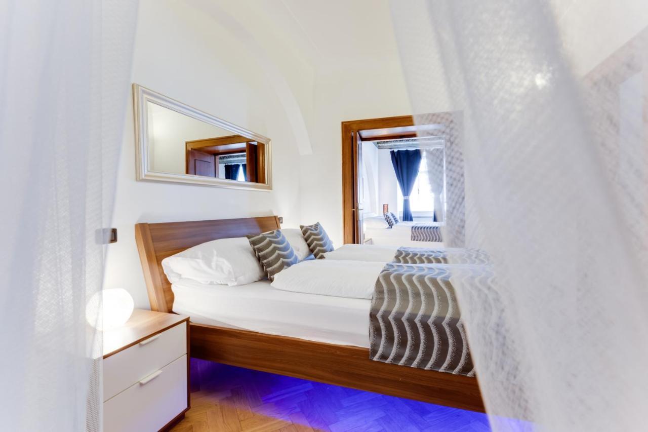Charles Bridge Royal Apartments - Castle District Praag Buitenkant foto